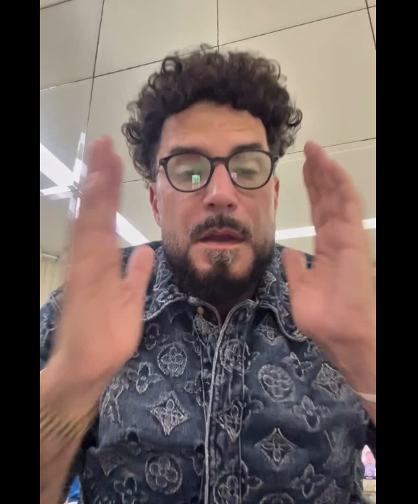 “Agrediu a mãe dele”: Latino relata dependência química do filho, que nega violência 2025′