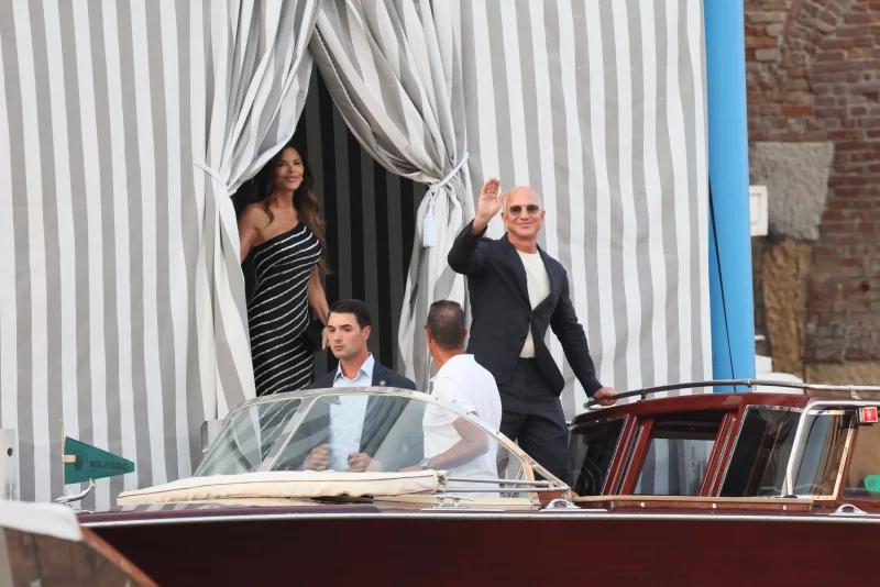 Jeff Bezos com sua esposa em Veneza. Foto: Ernesto S. Ruscio/GC Images