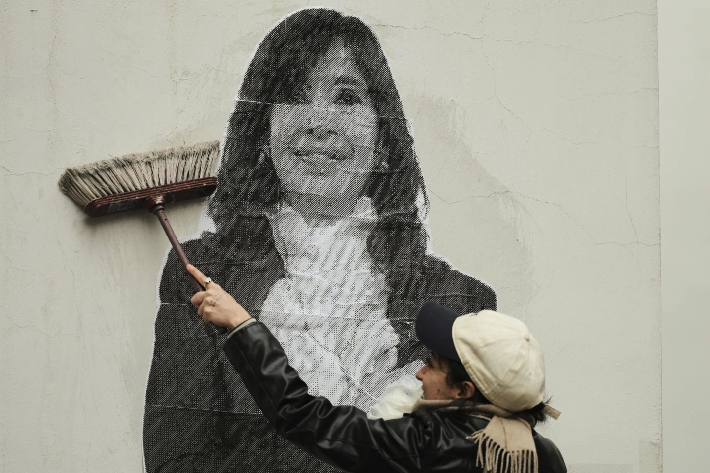 Foto Cristina Kirchner colada por apoiadores. Foto: AP/Natacha Pisarenko