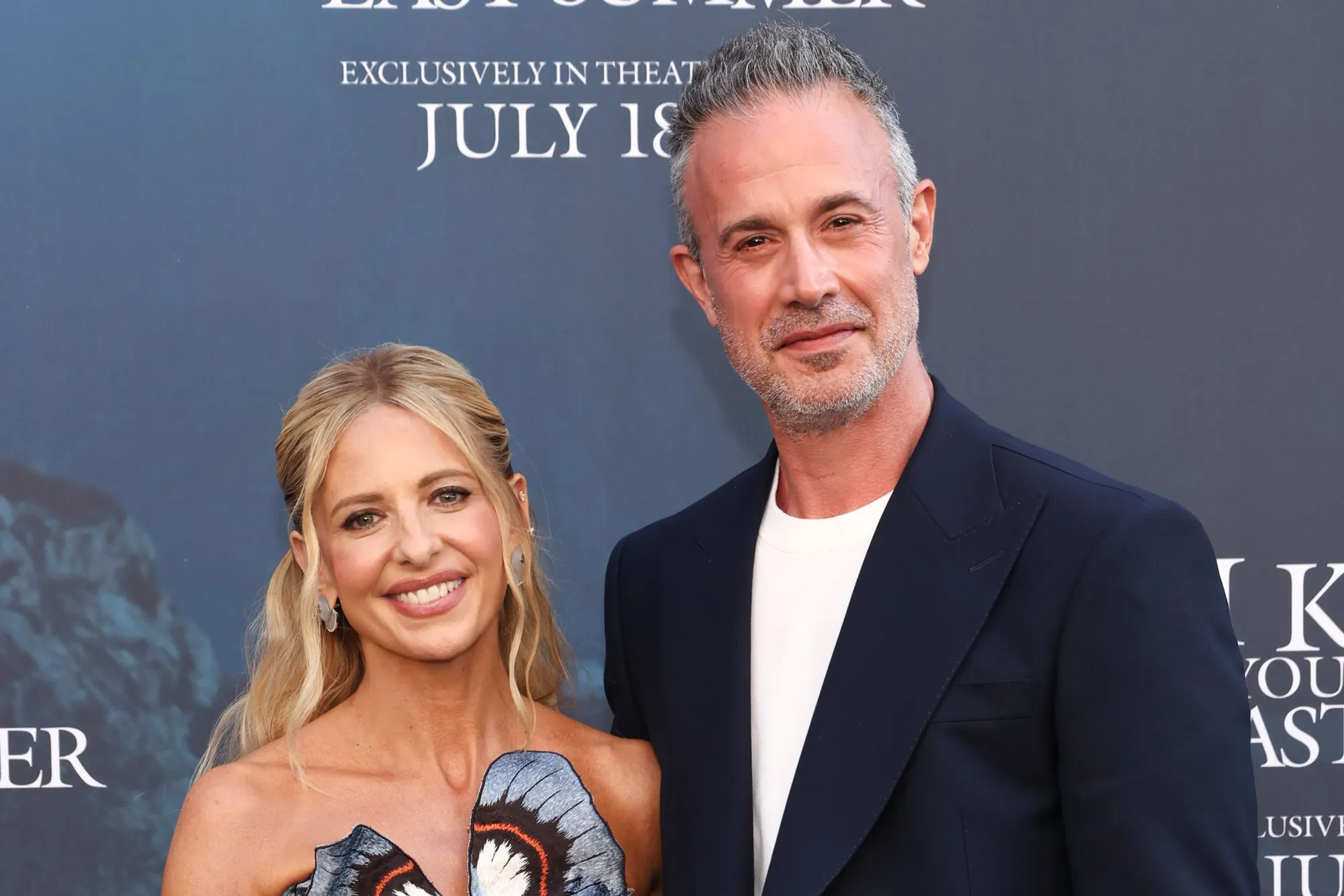 Sarah Michelle e Freddie Prinze Jr. atores do live-action de Scooby-Doo. Foto: Matt Baron/BEI/Shutterstock