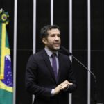 André Janones na tribuna da Câmara dos Deputados. Foto: Agência Câmara de Notícias
