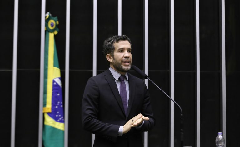 André Janones na tribuna da Câmara dos Deputados. Foto: Agência Câmara de Notícias