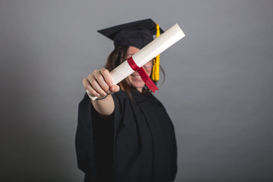 Estudante segurando um diploma. Foto: Reprodução