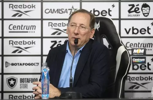 John Textor durante coletiva. Foto: Reprodução / Youtube Olympique Lyonnais / Jogada10
