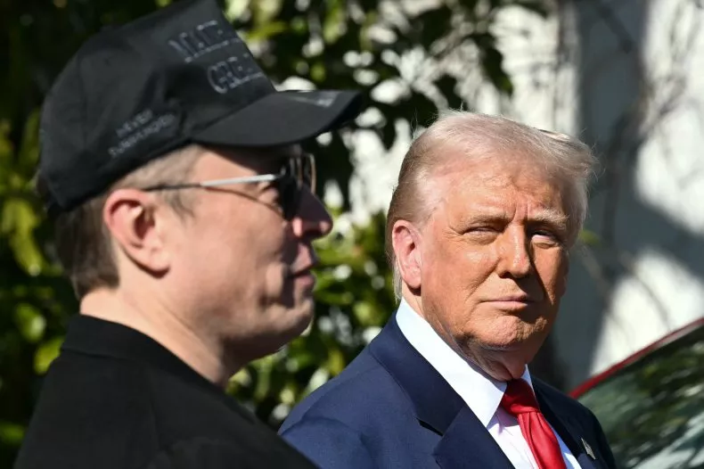Donald Trump ameaça deportar Elon Musk. Foto: MANDEL NGAN/AFP via Getty Images
