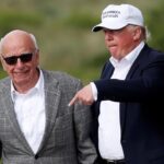 Donald Trump com Rupert Murdoch no clube de golfe de Trump em Aberdeen, em 2016. Foto: Carlo Allegri/Reuters