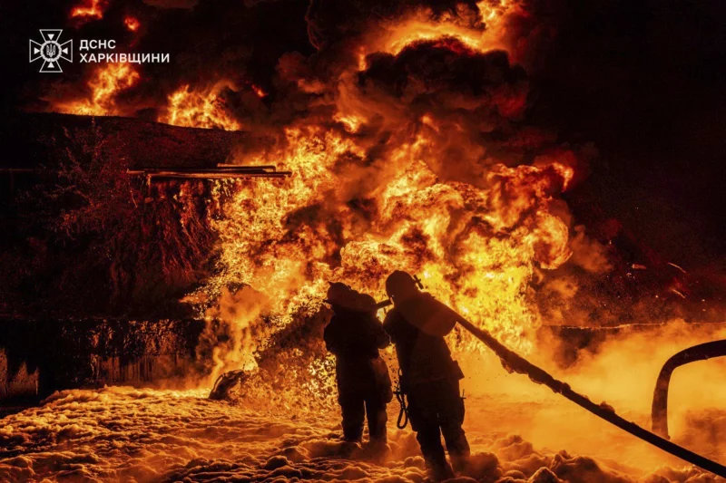 Agentes ucranianos apagando incêndio de ataque russo na região de Kharkiv, Ucrânia. Foto: Serviço de Emergência da Ucrânia