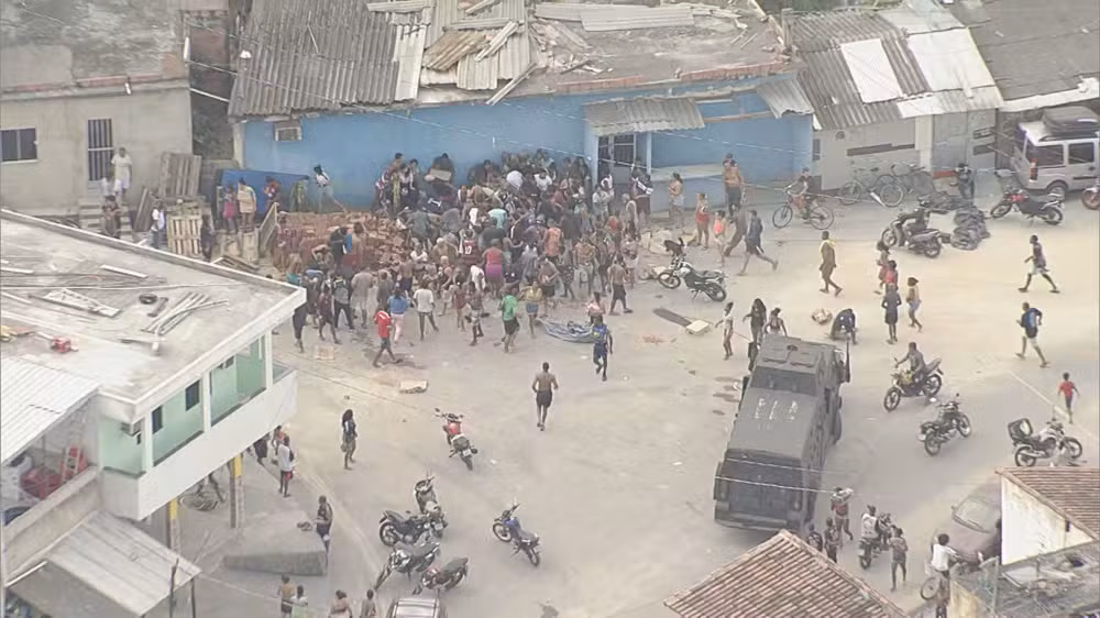 Multidão avança sob carga roubada na Pedreira. Foto: Reprodução TV Globo