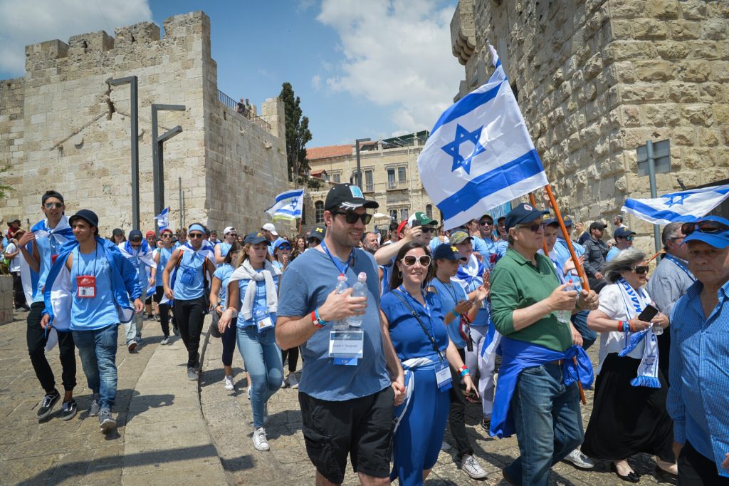 Israelenses em Jerusalém. Foto: aspeniaonline