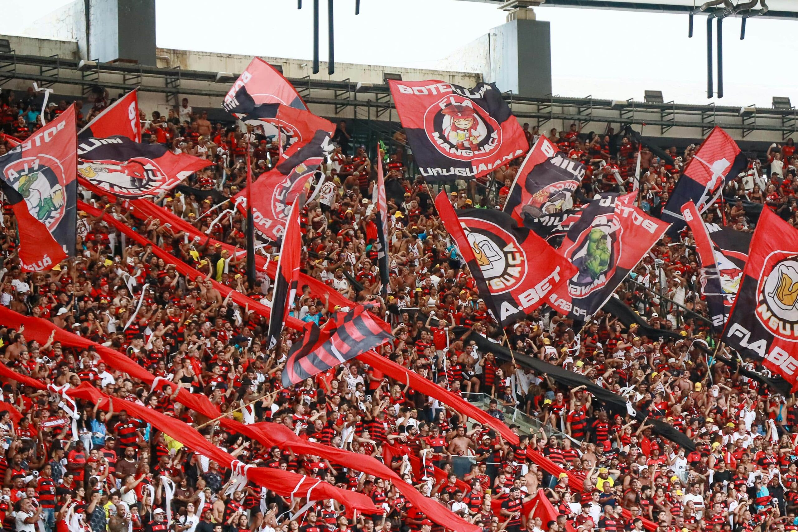 Torcida do Flamengo vibrando durante partida. Foto: André Dantas / Pexels