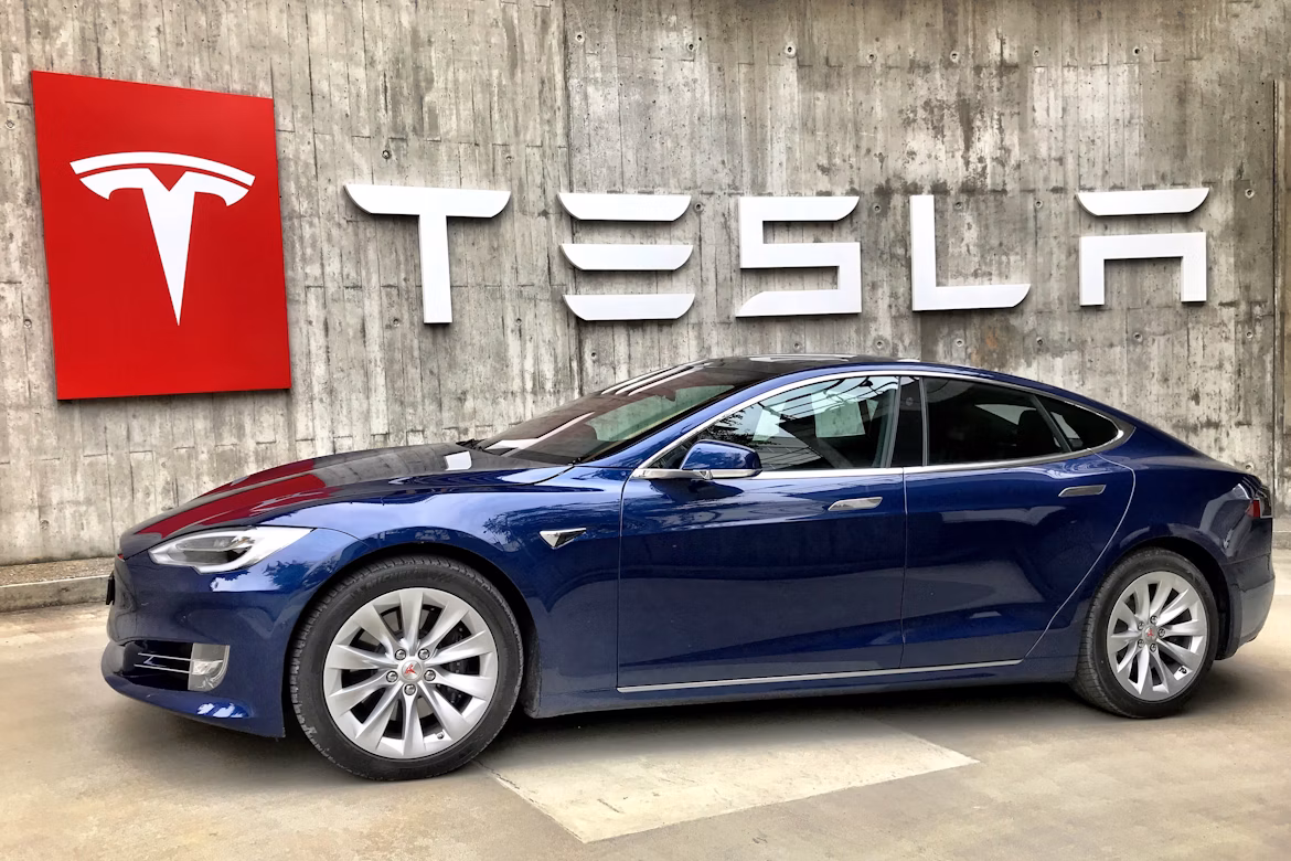Modelo S Bluefire exposto em loja da Tesla na Suíça. Foto: Tesla Fans Schweiz / Unsplash