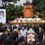 Ex-Prefeito Carlos Manzo Rodríguez é homenageado após ser assassinado, em Uruapan, no México. Foto: Eduardo Verdugo/AP